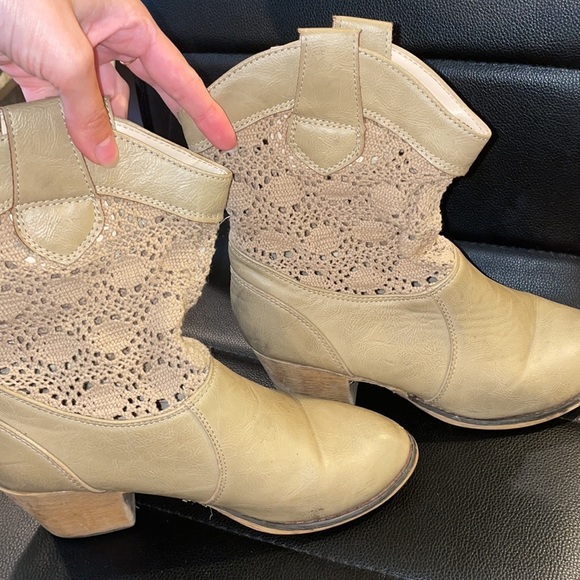 Women’s Charlie’s Albert Booties - Picture 3 of 6